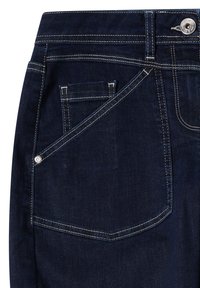 Dunkelblaue Denim-Jeans mit Rückentasche, die Stickdetails und einen Metallknopf am Bund zeigt.