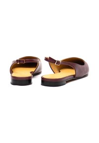 Burgunderfarbene Leder-Slingbacks mit abgerundeter Zehenpartie, offener Ferse, verstellbarem Riemen und schwarzer Gummisohle. Glatte Textur, minimalistisches Design.