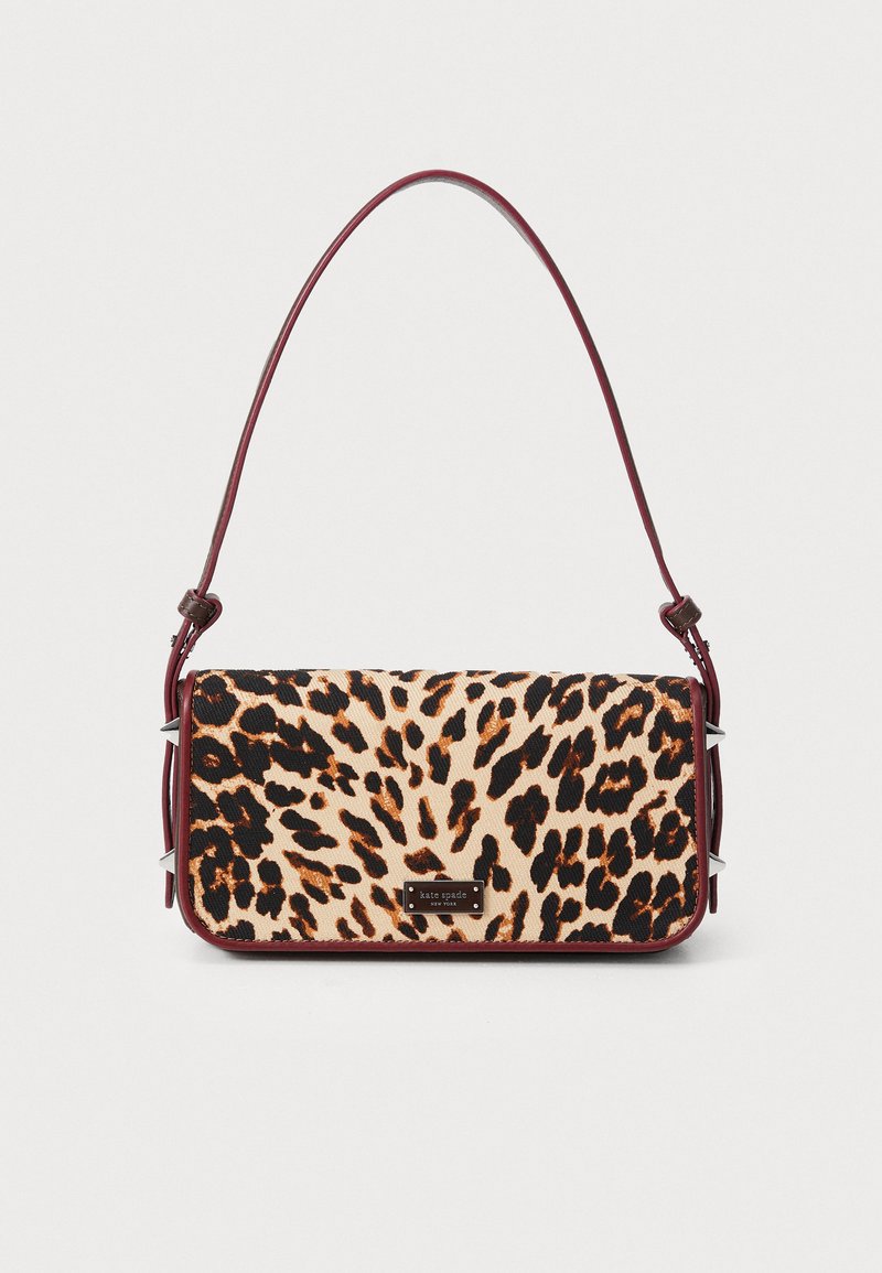 Borsa a tracolla con stampa leopardata e tracolla in pelle bordeaux, caratterizzata da una superficie liscia, dettagli in metallo argentato e logo.
