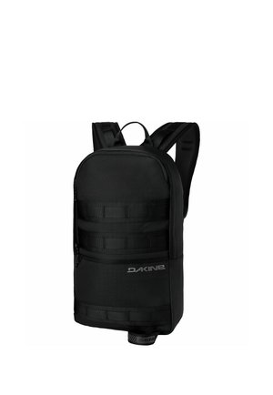 Sac à dos Dakine noir avec bretelles rembourrées, boucles horizontales sur le devant et une poignée de transport supérieure.