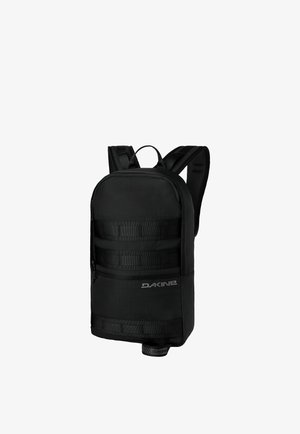 Schwarzer Dakine Rucksack mit gepolsterten Schultergurten, horizontalen Trageschlaufen vorne und einem oberen Tragegriff.