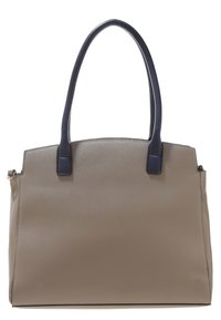 Béžová strukturovaná kabelka z hladkého syntetického materiálu, tmavě modré popruhy, zipové uzávěr a minimalizované prošívání.