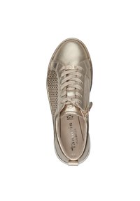 Sneaker métallique doré avec un panneau latéral en maille texturée, des lacets plats, une fermeture éclair, un col rembourré et un logo sur la languette.