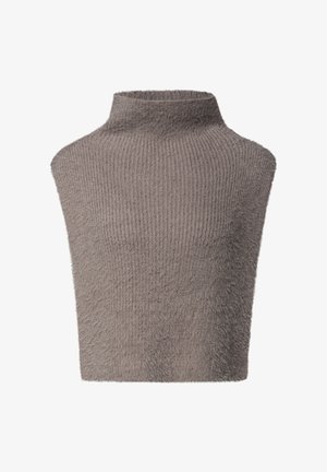 Ærmeløs fuzzy strik i taupe med høj mock neck krave på hvid baggrund.