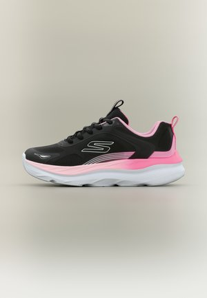 Baskets athlétiques noires et roses avec semelle blanche, design à lacets, logo Skechers sur le côté, et languettes de traction sur la languette et le talon.