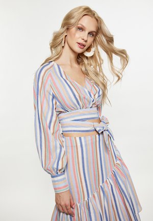 Gestreepte crop top en rok set in pastelkleuren. Heeft lange mouwen, een gestrikte taille detail en een gerimpelde zoom. Soepele, gestructureerde stof.