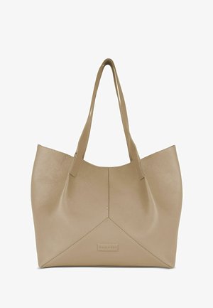 Beige Leder-Tote-Tasche mit strukturierter Oberfläche, ausgestattet mit zwei Schulterriemen und einem dreieckigen Nahtdesign am Boden. Minimale Markenkennzeichnung sichtbar.
