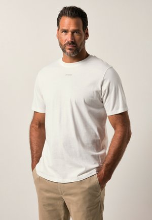 Weißes Baumwoll-T-Shirt mit Rundhalsausschnitt und kurzen Ärmeln, mit gesticktem Logo "JP 1980" auf der Brust. Glatte Textur.