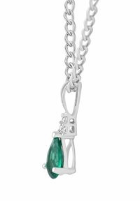 Srebrny naszyjnik z łańcuszkiem, ozdobiony zielonym kamieniem w kształcie gruszki oraz drobnymi, przezroczystymi akcentami, prezentujący polerowane wykończenie i geometryczne oprawienie.