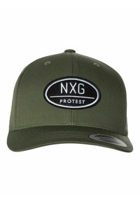 Oliven grøn kasket med bueformet skygge, der har et sort og hvidt broderet oval patch med teksten "NXG PROTEST". Materialet er bomuld med en glat overflade.