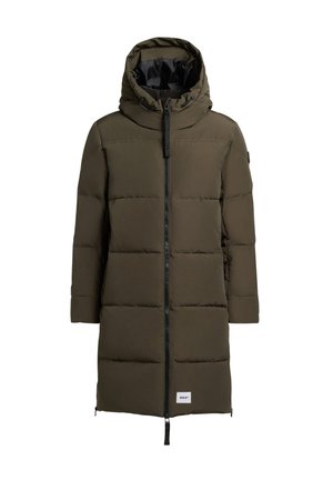 Cappotto imbottito verde oliva con cappuccio, zip frontale a tutta lunghezza, tasche laterali e dettaglio in tessuto sul petto. Texture liscia e isolato.