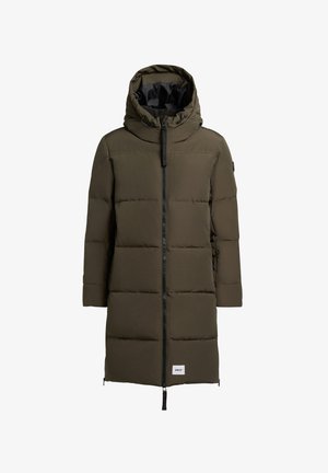 Olivovo zelený prešívaný kabát s kapucňou, celoplošný predný zips, bočné vrecká a textilný akcent na hrudi. Hladká textura a zateplený.