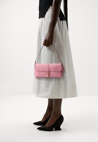 COACH HAMPTONS BAG - Kézitáska - bubblegum