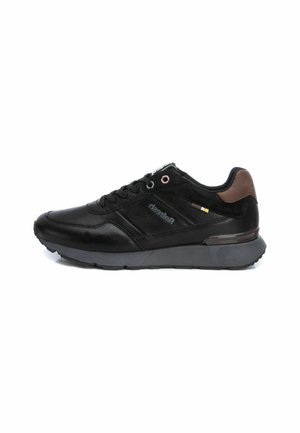 Scarpa sportiva nera in materiale sintetico e camoscio, con punta rotonda, chiusura con lacci e un accento marrone vicino al tallone.