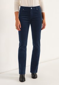 Mörkblå mörgarnärbyxor med slim fit, femfickorsdesign och subtila söm detaljer. Har en framknapp och dragkedjestängning.