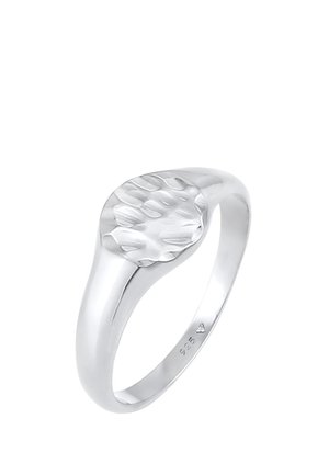 Anello in argento con una fascia liscia e una parte superiore ovale e texturizzata caratterizzata da un design battuto. Contrassegnato con "925" per indicare l'argento sterling.