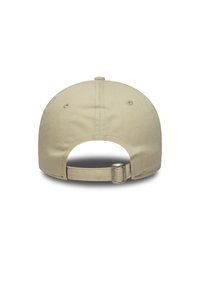 Μπεζ καπέλο μπέιζμπολ με κυρτή γείσο, ρυθμιζόμενο λουράκι στο πίσω μέρος και λεπτομέρειες ραφών. Λείο ύφασμα με οπές αερισμού.