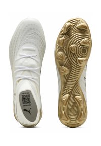Λευκά και χρυσά ποδοσφαιρικά παπούτσια με πλεκτό επάνω μέρος, κορδόνια και χρυσή σόλα με καρφιά, που δείχνουν την επάνω και κάτω όψη πλάι-πλάι.