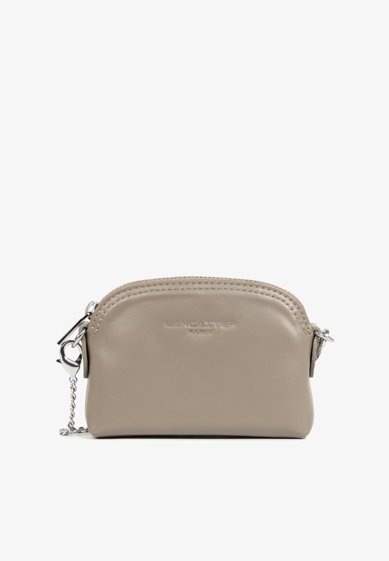 Beige leren muntenzakje met een gebogen bovenkant, zilveren rits en ketting. Voorzien van het reliëflogo "Lancaster Paris" aan de voorkant.