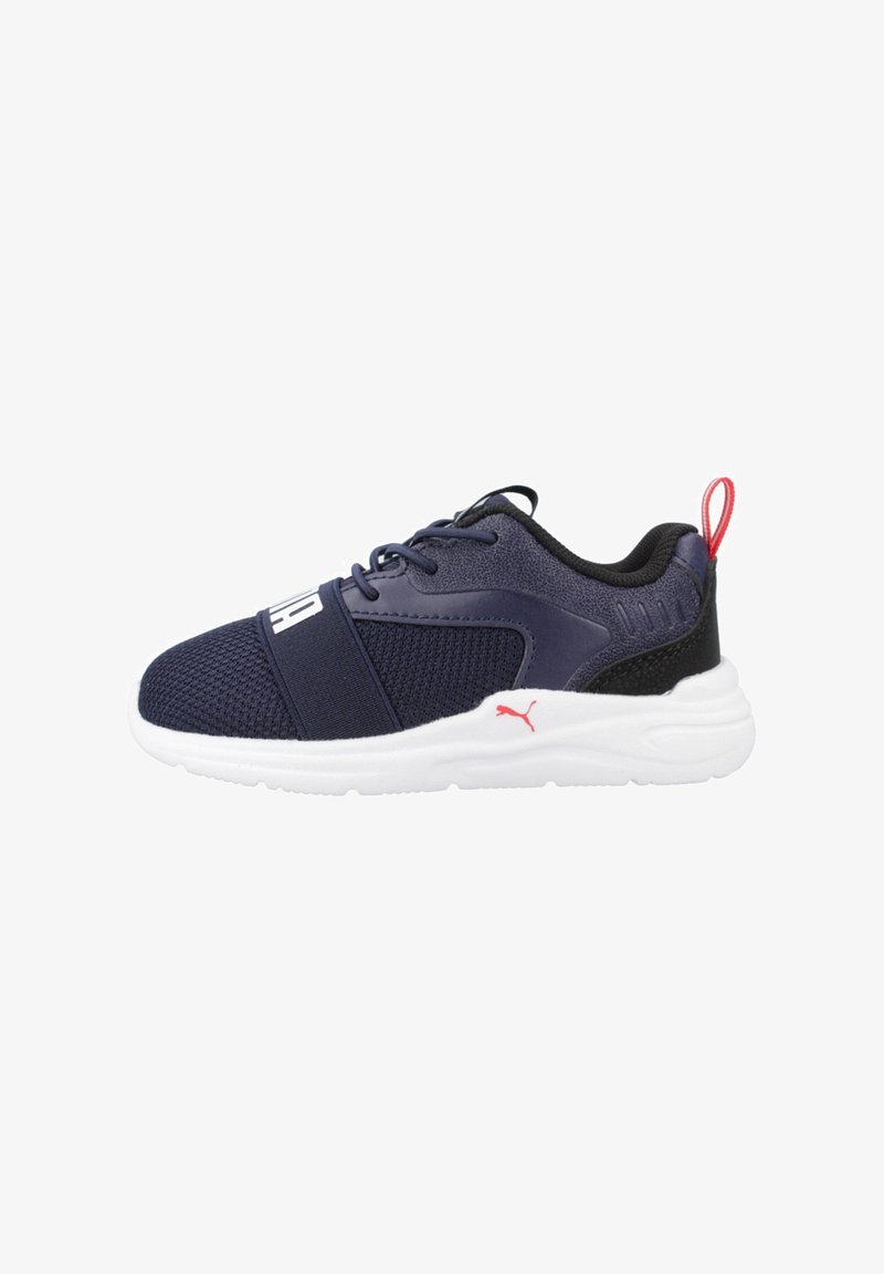 Baskets de sport en maille navy avec semelle blanche, présentant un accent noir, une languette rouge et un logo blanc sur le côté.