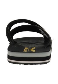 Zwarte flip-flop met dubbele stoffen banden, een gestructureerde voetbed en een dikke zool met zwarte, witte en grijze lagen; logo-detail aanwezig.