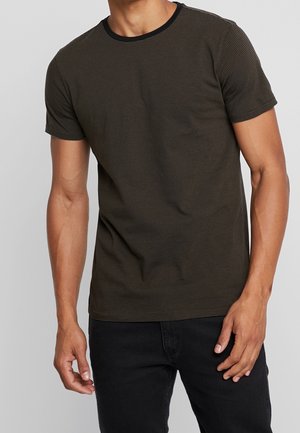 Ciemnooliwkowa koszulka w paski z okrągłym czarnym dekoltem. Krótkie rękawy i dopasowany fason. Miękki materiał o fakturowanym wyglądzie.