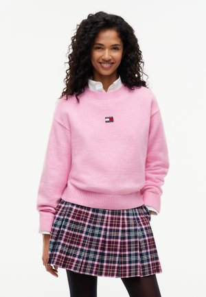 Tommy Jeans, TOMMY BADGE FLUFFY JUMPER WITH ALPACA - Пуловер - pink sugar