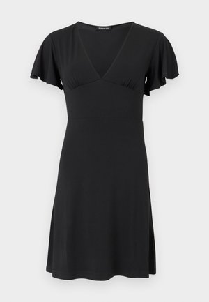 Robe noire à manches courtes avec décolleté en V et manches volantées, cintrée au niveau de la poitrine et de la taille, s'évasant légèrement à l'ourlet.