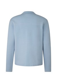 Lyseblå langærmet skjorte med krave, fremstillet i ensfarvet stof og med en lige kant. Enkel design uden synlige mønstre eller detaljer.