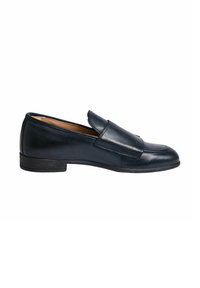 Mocassini in pelle blu navy con un leggero tacco, caratterizzati da una finitura liscia, punta arrotondata e un dettaglio plissettato sulla parte superiore.