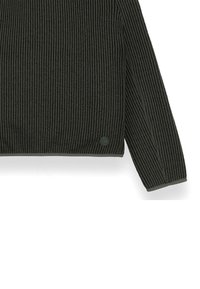 Maglione a costine verde scuro con maniche lunghe, scollatura rotonda e dettaglio logo circolare in basso a sinistra. Design casual con tessuto testurizzato.
