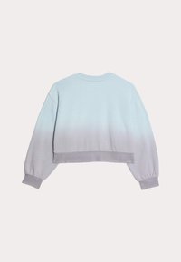 Sudadera recortada de color azul claro con un degradado a lavanda en el dobladillo. Presenta mangas largas y puños y cuello acanalados. Textura de tela suave.
