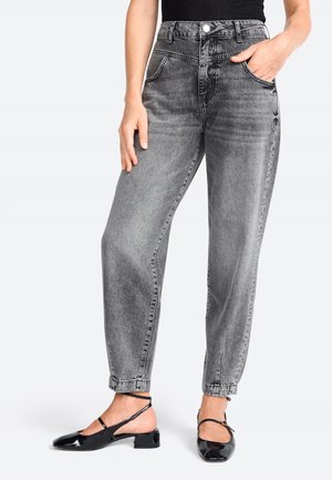 Grijze high-waisted jeans met een relaxed fit, met een vijf-pocketdesign en subtiele vervaging. Gepaired met zwarte gepatiniseerde slingback-schoenen.