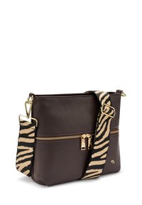 Borsa a spalla in pelle marrone con superficie testurizzata, con accessori dorati e una tracolla a motivo zebra in contrasto. Presenta una tasca frontale con zip.