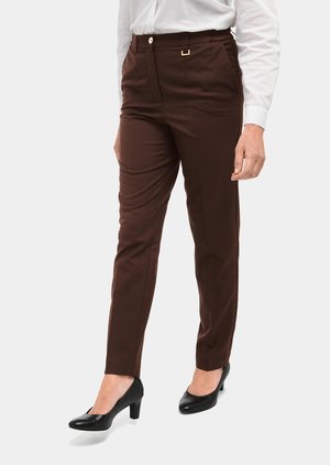 Braune, taillierte Hose mit schlanker Passform, ausgestattet mit einem goldfarbenen Knopf und einem Taillendetail, kombiniert mit schwarzen High-Heels.