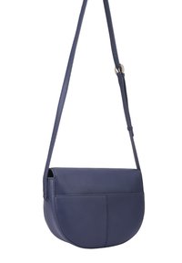 Navy leren schoudertas met een gebogen vorm, platte klep sluiting en verstelbare band. Beschikt over subtiele stiksel details.
