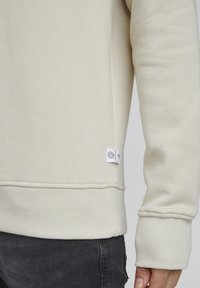 Thumbnail Image 5