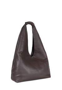 Sac fourre-tout en cuir marron de forme allongée, doté d'une poignée découpée. Texture lisse avec peu de détails de couture.