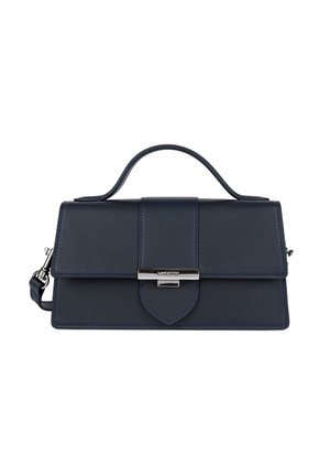 Sac à main en cuir bleu marine avec poignée supérieure, fermeture à rabat, boucle ton argent et bandoulière amovible sur fond blanc.