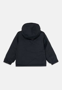Schwarze Winterjacke mit Kapuze, langen Ärmeln und elastischen Bündchen, von hinten auf einem weißen Hintergrund gezeigt.