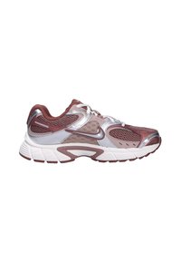 Sportovní bota s vínově červenou a stříbrnou síťovinou na svršku, bílou polstrovanou podešví a výrazným logem Nike na boku. Obsahuje šněrování a texturované detaily.