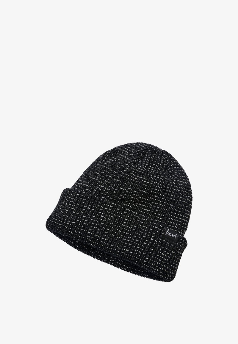 Bonnet en tricot noir et gris avec bord replié et petite étiquette noire sur le côté indiquant "forrest" en écriture blanche.