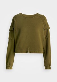 Sudadera recortada de color verde oliva con mangas largas, diseño raglán, puños fruncidos, acentos en los hombros y dobladillo con cordón decorativo.