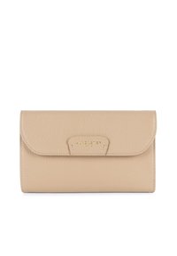 Portefeuille en cuir beige avec une finition texturée, doté d'une fermeture à rabat et d'un logo doré embossé sur le devant, de forme rectangulaire.