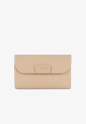 Portefeuille en cuir beige avec une finition texturée, doté d'une fermeture à rabat et d'un logo doré embossé sur le devant, de forme rectangulaire.
