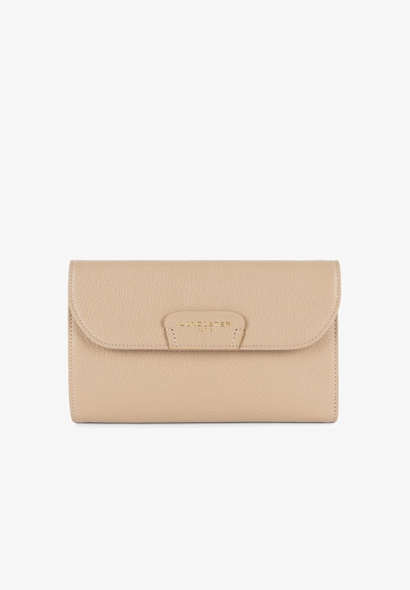 Portafoglio in pelle beige con una finitura testurizzata, dotato di chiusura a patta e logo in oro impresso sul fronte, forma rettangolare.