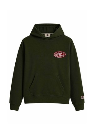 Sudadera con capucha verde oscuro con bolsillo delantero, con un logo rojo y blanco "Sweet Pants" en el pecho y un pequeño parche redondo en el puño de la manga.