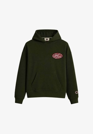 Sudadera con capucha verde oscuro con bolsillo delantero, con un logo rojo y blanco "Sweet Pants" en el pecho y un pequeño parche redondo en el puño de la manga.