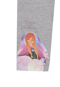 Tela gris con un gráfico de un personaje con largas trenzas rubias, acentos de copos de nieve y el texto "Cree EN EL VIAJE" arriba.