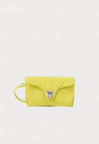 Rumeno nylon torbico za prenašanje z zavihkom in srebrno okovjem. Ima majhen ročaj za nošenje in gladko teksturo.